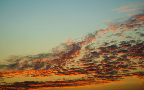 暮色图片摄影照片_在暮色时间的五颜六色的日落天空