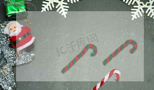 名片设计金色摄影照片_优雅的圣诞背景复制空间，金色雪花和铃铛，闪亮的礼盒，黑色木质背景。