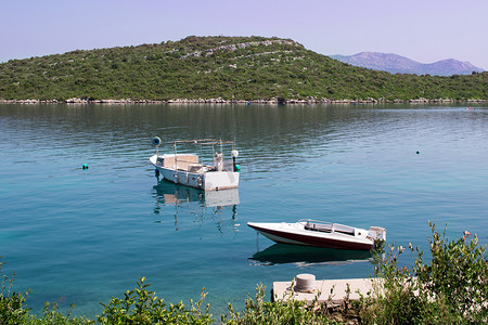 克罗地亚地中海亚得里亚海平静水域的两艘小渔船