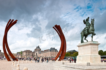 凡尔赛广场与路易十四纪念碑。