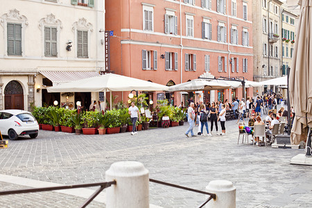 意大利安科纳 — 2019年6月8日：人们在户外餐厅享受夏日、美食和休息