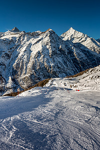 采冰摄影照片_瑞士采尔马特阳光明媚的滑雪场和山峰