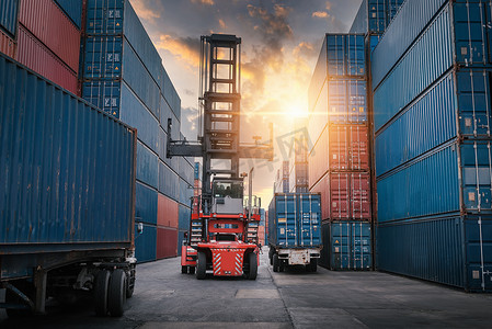 行业供需摄影照片_进出口货运行业的集装箱船装载，运输起重机叉车在港口货运码头堆场提升箱式集装箱。