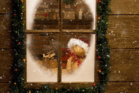 透过圣诞老人北极工作室结霜的窗户，在砖砌壁炉前的工作台上放着玩具。