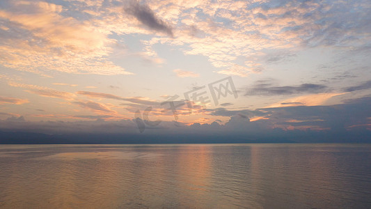大海太阳摄影照片_海上日出，从无人机上看。