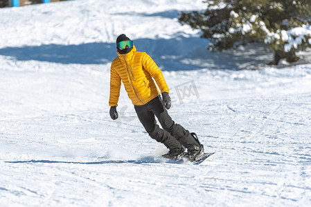 Covid19 时代安道尔 Grandvalira 滑雪胜地比利牛斯山脉滑雪板上的年轻人