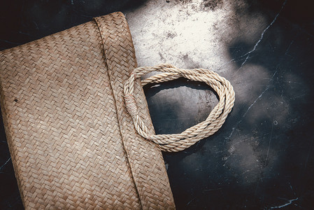 草编天然材料女士手提包，适用于环保产品，编织工艺产品，适用于女士时尚配饰。