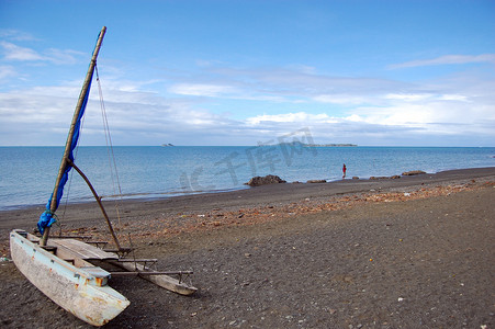 在海洋海滩的航行独木舟