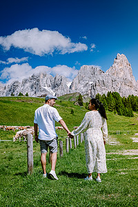 来自 Baita Segantini - Passo Rolle 意大利的 Pale di San Martino，意大利北部白云岩 Pale di San Martino 群最著名的山峰 Cimon della Pala 的景色