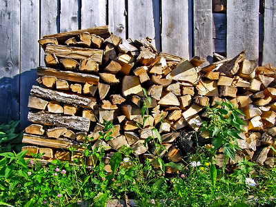 木墙附近的木柴