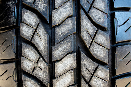 灰尘的旅行摄影照片_灰尘粘在新轮胎表面