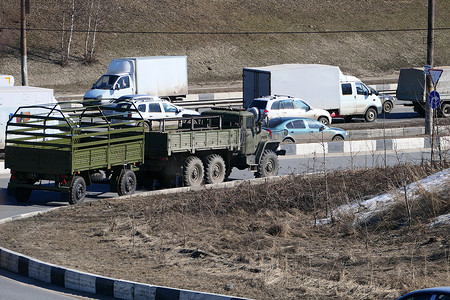 城市道路上的客运和军用车辆。
