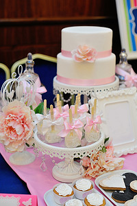 用红玫瑰和杯形蛋糕装饰的婚宴喜饼