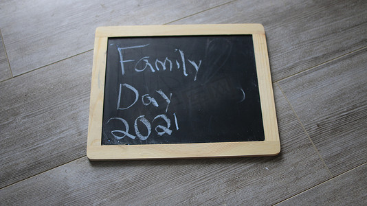 2021 年家庭日写在黑板上