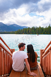 加拿大贾斯珀的 Beauvert 湖，以独木舟而闻名的加拿大湖