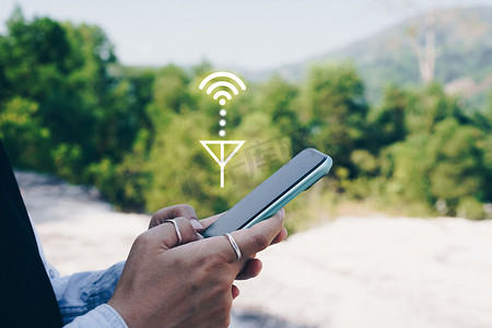 人们使用智能手机在离网无电源空间区域或树林中寻找信号 wifi。
