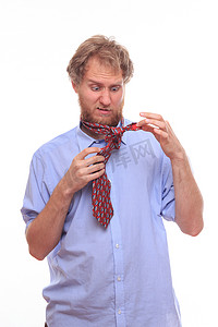 男人早上第一次在脖子上系领带