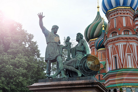扎基拉姆摄影照片_莫斯科红场米宁和波扎尔斯基纪念碑与圣瓦西里大教堂的绿树和墙壁相映成趣