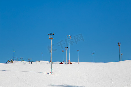滑雪胜地、雪坡、带人工照明塔的小径。