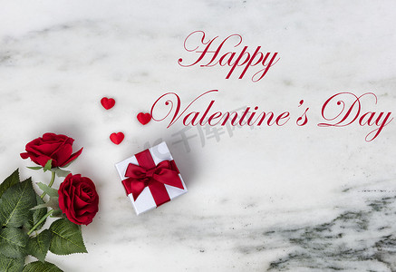 情人节快乐，有可爱的玫瑰花和天然大理石上的礼盒，包括文字