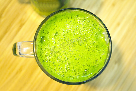 饮品绿色摄影照片_青芹菜汁排毒饮品