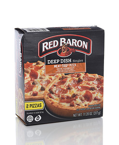 加利福尼亚州欧文市 - 2020 年 4 月 8 日：一盒红男爵深盘肉三重奏冷冻披萨。