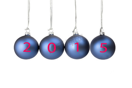 四个蓝色圣诞球，上面写着今年的数字