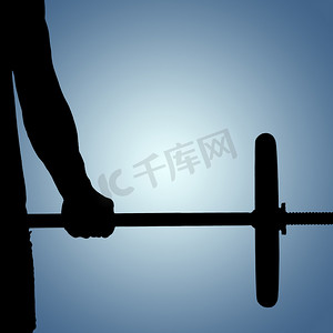 健美运动员摄影照片_健美运动员举重杠铃重量的合成图像