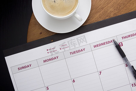 咖啡桌上的办公室日历规划器