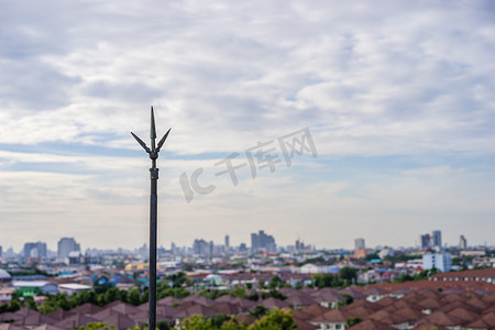 高铁风景摄影照片_在屋顶的避雷针有都市风景背景