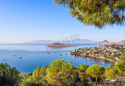 爱琴海海岸，拥有奇妙的蓝色海水、丰富的自然、岛屿、山脉和小白屋