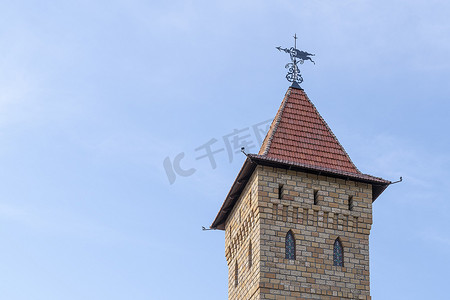 一箭穿心的箭摄影照片_一座带有风向标的古堡塔楼