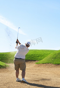 沙坑中的高尔夫球手