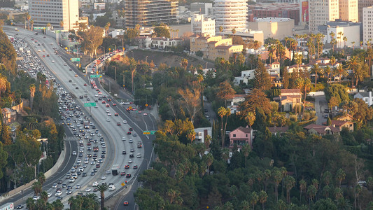 美国加利福尼亚州洛杉矶大都市繁忙的高峰时段城际公路。