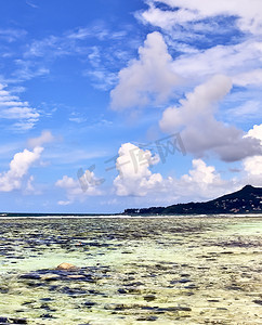 招聘绿色摄影照片_在天堂海岛塞舌尔的晴天海滩视图