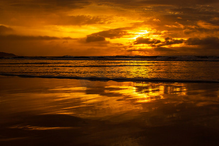 黄昏路上摄影照片_一生一次美丽的印度洋日出，海浪在大洋路上破碎，维多利亚，澳大利亚