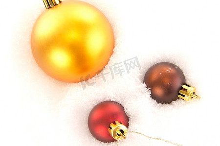 季中摄影照片_雪中​​的圣诞树球