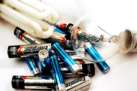 废旧电池电池摄影照片_废旧电池和灯泡的回收