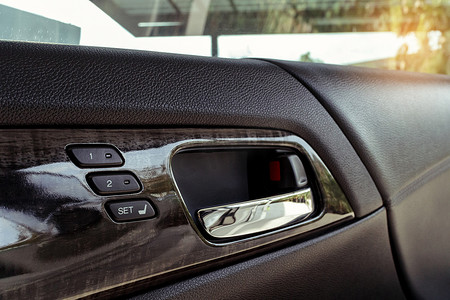 现代汽车中的座椅控制按钮和车门开启器
