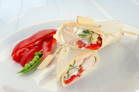 Grilled WRAP with garlic cream and fresh vegetable with oil dressing油酱