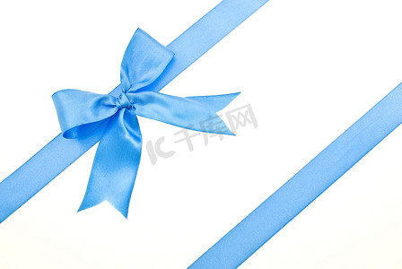 带蓝丝带和蝴蝶结的礼品包装