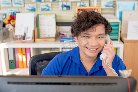 亚洲员工或员工接到客户打来的电话，微笑着看着镜头，心情愉快。