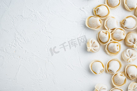 冷冻饺子饺子和馄饨，白色背景，顶视图平躺，带复制空间和文本空间