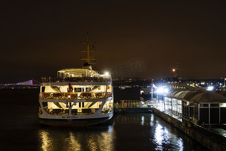 伊斯坦布尔市清晨黄昏时分，城市线路在 eminonu 码头渡轮。