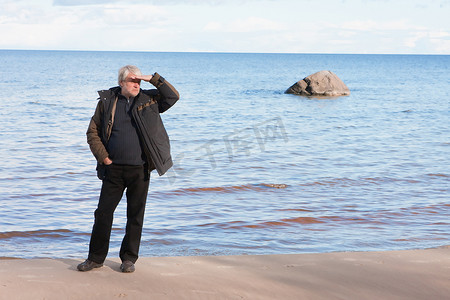 海边的中年男子。