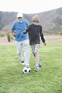踢足球的祖父和孙子