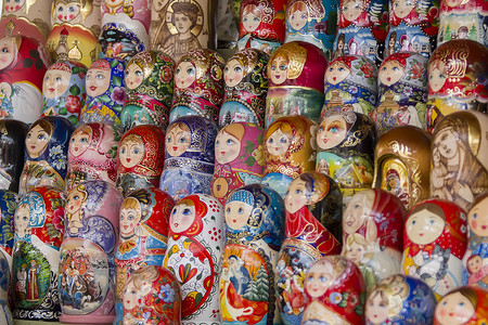市场上五颜六色的俄罗斯娃娃的背景。展会上的俄罗斯传统套娃纪念品