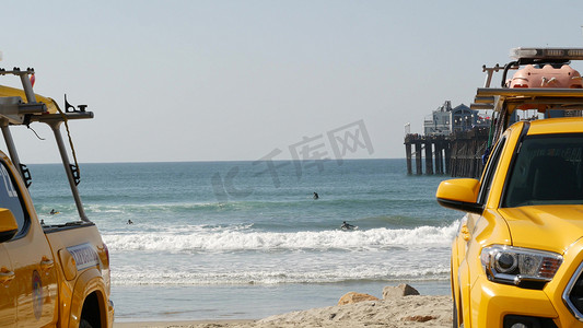 应急车辆摄影照片_黄色救生员车，洛杉矶附近的海滩。