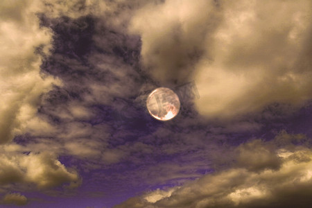 云后月圆。