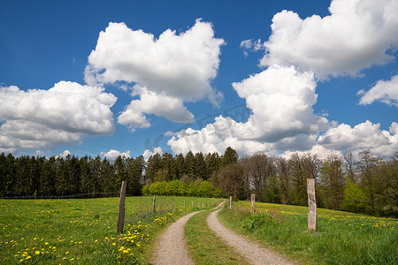 带远足小径的全景景观，春天，德国 Bergisches Land